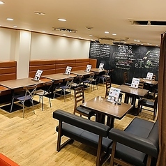 落ち着いた雰囲気のある広々フロアは当店の魅力！テーブル席だけでなく、お座敷個室やテーブル席個室完備！