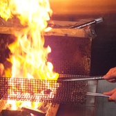 特殊な焼き台で豪快に目の前で焼き上げる串に刺さない炭火焼き鳥を是非ご堪能下さい♪仕事帰りのサク飲みから大型宴会まで様々なシーンで地鶏料理をお楽しみください。