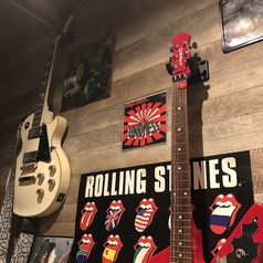 店内は大人のロックがBGMです。