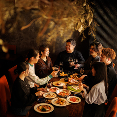 家族の集まりや誕生日など、ちょっとしたお祝いシーンに活躍。大皿料理を囲みながら、気取らずリラックスした食事の時間を過ごせます。