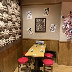 【宴会や飲み会に◎】最大4名様着席可能なテーブルをご用意しております。会社や友人との飲み会などにおすすめです。