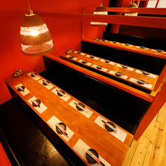 ゆったりとしたスペースで、リラックスしながらお食事を楽しむことができます。友人や家族との団らんに最適なソファ席で、特別なひとときをお過ごしください。