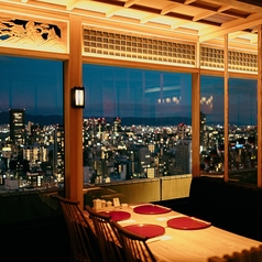 【木の温かみを感じる、広々ゆったりテーブル席】4名様までご利用いただける広々としたテーブル席は、十分なスペースを確保しており、ゆったりとした時間をお過ごしいただけます。女子会や友人との集まりにぴったりの落ち着いた雰囲気の中で、楽しいひとときをお楽しみください。皆様のご来店を心よりお待ちしております!