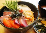 大人気メニュー！海鮮丼(汁・漬物付き）
