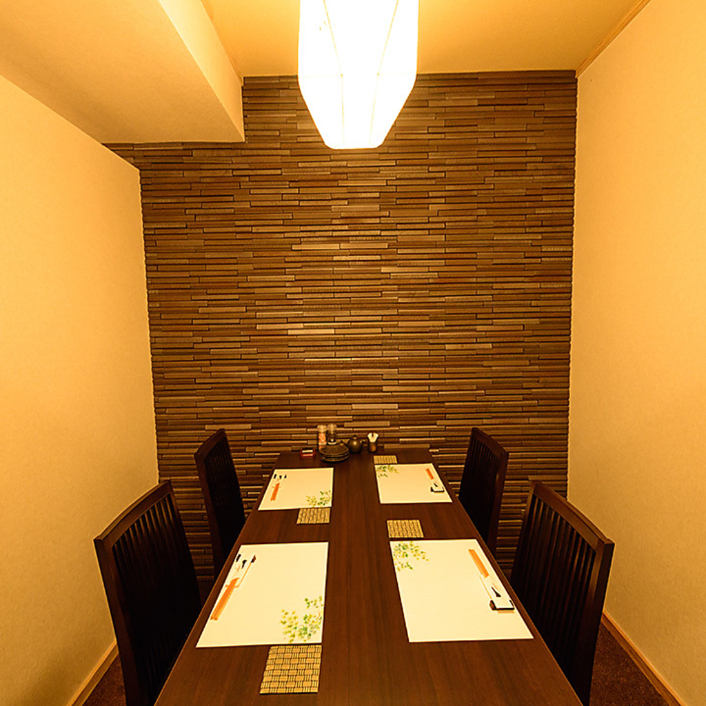 接待や特別な日のお食事に。落ち着いた大人の雰囲気に包まれた4名様までのテーブル個室をご用意。