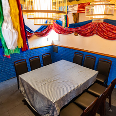 12名様用の個室が１つございます。