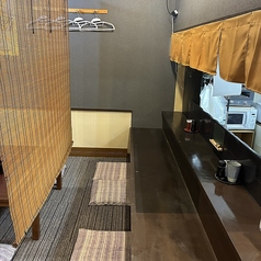 8席のカウンター席をご用意しています。目の前で料理人が仕上げる美味しい料理を楽しみながら、心温まるひとときをお過ごしください♪