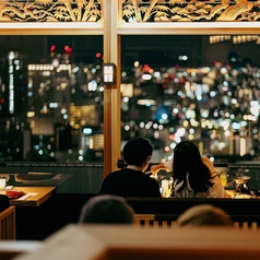 【ムード抜群で、デートにも最適】大阪の美しい夜景を一望できる二人掛けのテーブル席は、デートにぴったりの特別な空間です。お洒落な店内から眺める夜景は、ロマンチックな雰囲気を演出し、二人の距離を自然に縮めてくれます。大切なひととの素敵な時間を、ぜひ当店でお楽しみください。心温まるひとときをお約束します♪