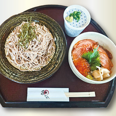 サーモンとイクラの親子丼と蕎麦セット