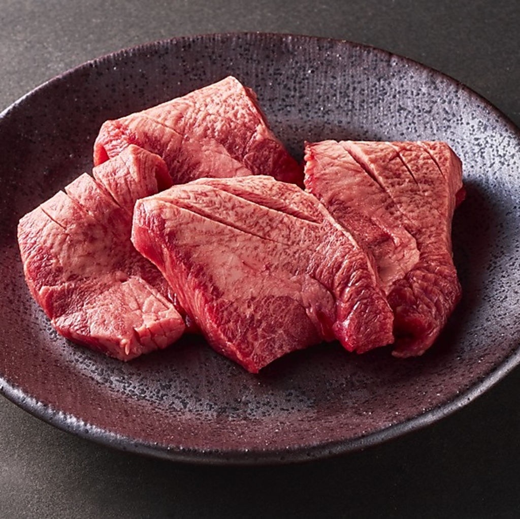 切り方や厚さにも店主のこだわりが！厚切り牛タンは旨味と食べごたえ抜群で、一度食べたらやみつき☆