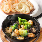 ゴルフやカラオケ、ゲームの合間につまみながら楽しめる◎熱々アヒージョなどお酒が進む料理も用意♪