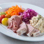 店主のこだわりで選び抜かれた新鮮な野菜、肉、魚。洗練された盛りつけも当店見どころのひとつです♪