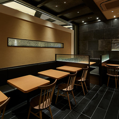 最大8名様までご利用いただけるテーブル席もございます。