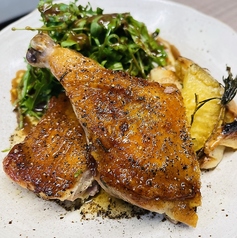 千葉県産水郷赤鶏の骨付きモモ肉のロースト