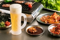 お肉と相性抜群のドリンクは、縁いっぱいまで注ぎます♪