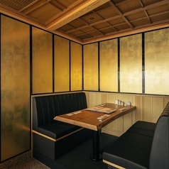 【女子会・仲間内の飲み等少人数の集まりに◎】宴会や大切な仲間との飲み会に最適な6名様用のテーブル席をご用意しております。こちらの席は一つしかございませんので、ご利用を希望される方はお早めのご予約をおすすめいたします。大切なひとと楽しい時間を過ごすために、ぜひ当店をご利用ください！お待ちしております。