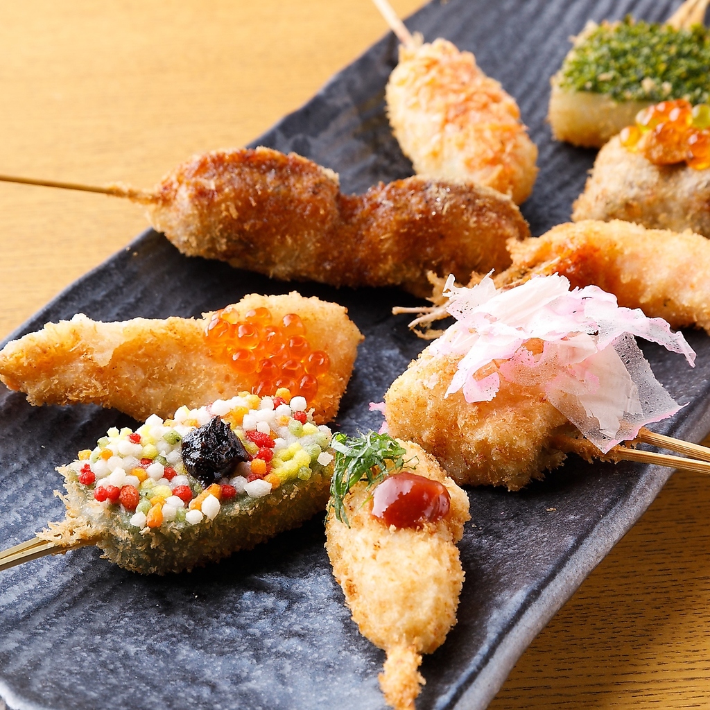 定番の串かつに加えて「和牛いちぼのうにくら」や「よもぎ麩」などの変わり種串も用意！