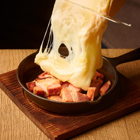 目の前で熱々のラクレットチーズを提供します♪