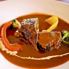 牛ほほ肉の赤ワインデミグラスソ-ス煮込み