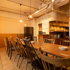 レンガの壁と木製テーブルと椅子が心地よい席です。テーブルをつなげれば10名様まで一緒に座れます。レンガのオシャレな空間のお席は写真映えすること間違いありません！気心の知れた仲間や会社の飲み会、合コンなどにも様々なシーンにピッタリなお席です。BAGGIO.のお料理をお寛ぎ頂きながら、ご堪能下さいませ。