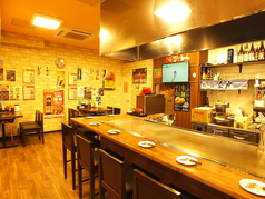 お一人でもカウンターでゆっくり飲食出来るように大型のTVでスポーツ観戦できます♪