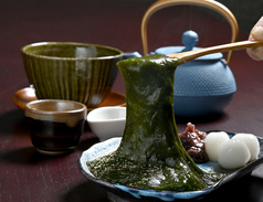 作りたて伸びるもちもち温わらび餅の写真