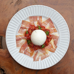 季節果実とプロシュートとブッラータチーズFruits and prosciutto and burrata cheese