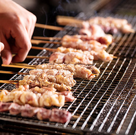 銘柄鶏である大山鶏を丁寧に焼き上げた愛豚焼鳥が人気