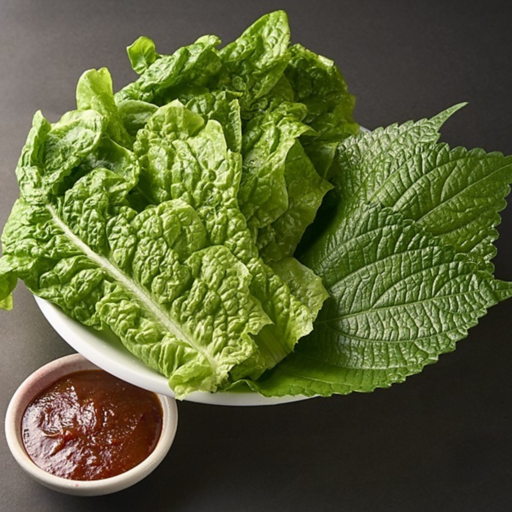 焼肉には欠かせないサイドメニューも充実！「包み野菜セット」は新鮮な葉野菜でさっぱり楽しめます◎