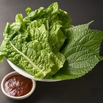 焼肉には欠かせないサイドメニューも充実！「包み野菜セット」は新鮮な葉野菜でさっぱり楽しめます◎