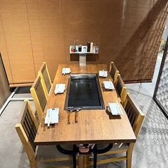 【大人数でもご利用も可能】半個室はパーテーションで仕切られているので席を繋げることも出来ます！人数が多い宴会も大歓迎です！