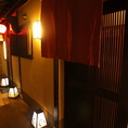 【京都観光の際に】先斗町の路地奥、格子窓と壁際に並ぶ灯篭が京都らしさを醸し出します。もちろん京料理もお楽しみ頂けます。