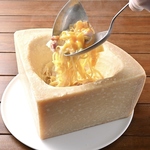 パルミジャーノ カルボナーラ！仕上げは目の前で行いますので、ライブ感満載です！