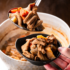 【店長おすすめ】素材の旨みが感じられる「もつ煮込み」