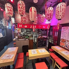 みんなでシェアして盛り上がれる、木目×赤ベンチのぬくもりテーブル席！お1人様から最大22名様まで！サク飲みや2軒目利用にもぴったり。料理よし、雰囲気よし、写真映えも抜群！三宮で今話題のHajiバルへ！！