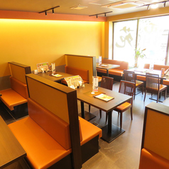 店内イメージ。テーブルを組み合わせて宴会にも対応できる広々とした店内。北習志野・船橋で3名様からの居酒屋コースや10名以上の宴会まで、あぐー豚しゃぶしゃぶを囲みながら気兼ねなく盛り上がれる空間です。