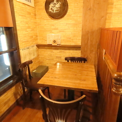ご友人や同僚との飲み会に最適な2～4名様用テーブル席を4卓ご用意しています。木の温もりが心地よい空間で、自慢の原始焼きや地酒をご堪能ください！少人数のご宴会など様々なシーンで活躍します！美味しいお料理と共に、ゆったりとした時間をお過ごしいただけるお席です。