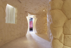 三階廊下は白の洞窟をイメージ