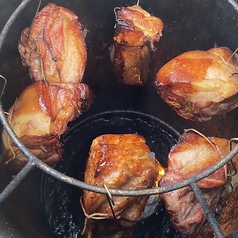 吊るして炭火で焼き上げることで香ばしくしっとり