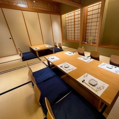 15名から16名様くらいまでの個室です。部署単位での飲み会などにオススメのお席です。飲放題付きコースは5000円からご準備しており、高級感のある和室でお楽しみ頂けます。お気軽にご来店下さい。