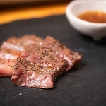 青森県産の倉石牛は赤身と脂のバランスが絶妙で、コク深い味わいときめ細かく柔らかい肉質が特徴。