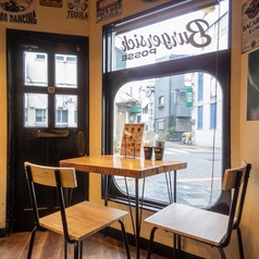 【テーブル席】少人数でのランチに◎2名様用のテーブル席を3卓ご用意しております♪落ち着いた雰囲気の中で、大切な方とのお食事をゆったりとお楽しみいただけます。お仕事中のランチや気心知れたご友人とのランチにもぴったり◎お席で、自慢のお料理を心ゆくまでご堪能ください♪開放感抜群でデートや女子会にもぴったり♪