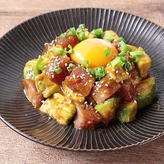 まぐろとアボカドのタルタル～クラッカー添え～/海鮮アボカドユッケ風