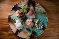【魚】yairoの刺身盛り合わせは色々な薬味でお愉しみいただけます