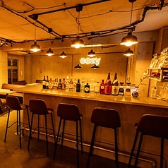 1階には、カフェをイメージしたバーカウンターをご用意しております。おしゃれで落ち着いた雰囲気の中、リラックスしながらお飲み物を楽しむことができます。友人とのおしゃべりや、一人でのひとときにも最適な空間です。カジュアルに美味しい飲み物を堪能しながら、心安らぐ時間をお過ごしください。