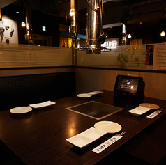 ゆとりあるレイアウトで、大人数でも料理を取り分けやすいのが魅力。仕事仲間との集まりや気軽な宴会に重宝されるお席です。広めの卓上で一皿一皿をゆっくり楽しめ、どんなシーンでも自然と一体感が生まれる心地よい空間です。