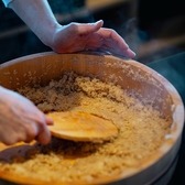 【料理の香りを存分に楽しめる】当店は全面禁煙となっており料理の繊細な風味やお酒の薫りを損なうことなく、思う存分堪能いただけます。煙の心配がないため、お煙草を吸われない方も安心してご利用可能です。心地よい空間で家族や友人と一緒に美味しいひとときをお楽しみください。皆様のご来店を心よりお待ちしています!
