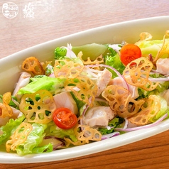 レンコンチップと蒸し鶏のシーザーサラダ