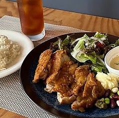 季節の味覚を堪能！ヘルシーな自家製ソース特製プレート♪ の写真