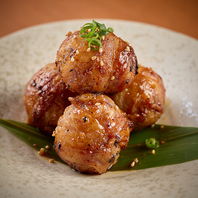 香ばしい香りが堪らない◎〆に最適な特製肉巻きおにぎり